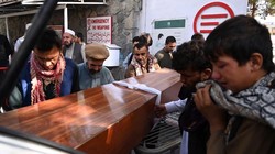Người thân tiễn đưa một nạn nhân trong vụ đánh bom kép ở sân bay Kabul (Ảnh: AFP)