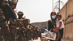 Người Afghanistan phải trải qua hành trình đầy gian khổ mới có thể được sơ tán (Ảnh: Business Insider)