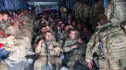 Binh sĩ Anh trên một chuyến bay rời khỏi Kabul, Afghanistan (Ảnh: AP)