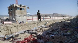 Một tay súng Taliban đứng gác ở hiện trường vụ đánh bom kép hôm 26/8 (Ảnh: AFP)
