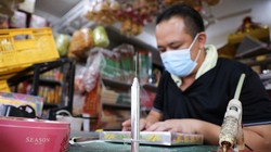 Vaccine COVID-19 vàng mã được làm thủ công (Ảnh: Reuters)