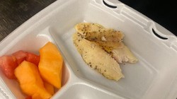 Bữa ăn tối tại Fort Bliss được Ahmadi đăng tải trên mạng xã hội (Ảnh: Twitter)