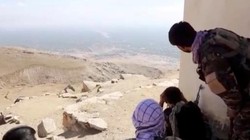 Các thành viên của NRF quan sát thung lũng Panjshir từ một ngôi nhà (Ảnh: Reuters)