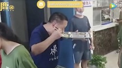 Ông Wang ăn lại đồ thừa của học sinh (Ảnh: Baidu)