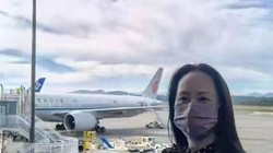 Bà Mạnh Vãn Chu khi chuẩn bị lên máy bay rời Canada hôm 24/9 (Ảnh: Twitter)