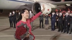 Bà Mạnh Vãn Chu được chào đón nồng nhiệt ở sân bay quốc tế Thâm Quyến (Ảnh: CCTV)