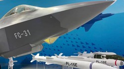 Mô hình máy bay FC-31 và tên lửa PL-15E tại triển lãm hàng không ở Chu Hải (Ảnh: Global Times)