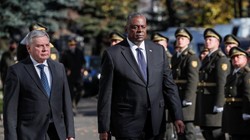 Bộ trưởng Quốc phòng Mỹ Lloyd Austin (phải) và Bộ trưởng Quốc phòng Ukraine Andriy Taran (Ảnh: AP)