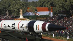 Tên lửa Agni-5 của Ấn Độ trong một cuộc diễu binh tại New Delhi năm 2013 (Ảnh: AP)