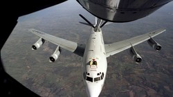 Máy bay WC-135 Constant Phoenix trong một chuyến bay (Ảnh: AP)