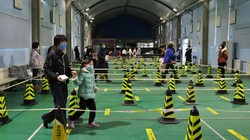 Trẻ em và các bậc phụ huynh Trung Quốc tại một trung tâm tiêm chủng ở Bắc Kinh (Ảnh: Xinhua)