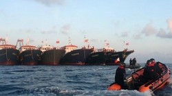 Xuồng tuần tra của Philippines đi qua các tàu của Trung Quốc trên Biển Đông (Ảnh: EPA)