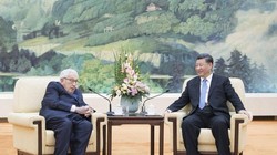 Ông Henry Kissinger là vị khách đáng kính đối với nhiều lãnh đạo Trung Quốc, trong đó có Chủ tịch Tập Cận Bình (Ảnh: Xinhua)