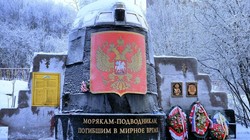 Một mảnh vỡ từ khoang lái tàu ngầm nguyên tử Kursk được đặt tại đài tưởng niệm ở Murmansk (Ảnh: Sputnik)