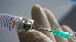 Người đàn ông ở Italy bị bắt giữ sau khi mang tay giả đi tiêm vaccine COVID-19 (Ảnh: Guardian)