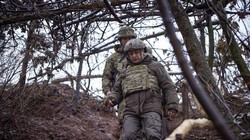 Tổng thống Ukraine Volodymyr Zelensky thị sát khu vực tiền tuyến ở Donetsk hôm đầu tuần này (Ảnh: EPA)