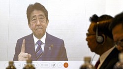 Cựu Thủ tướng Nhật Shinzo Abe xuất hiện trong một cuộc họp ở Đài Bắc hôm 1/12 (Ảnh: Kyodo)