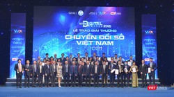 Đại diện các cơ quan, tổ chức lên nhận Giải thưởng Chuyển đối số Việt Nam 2021