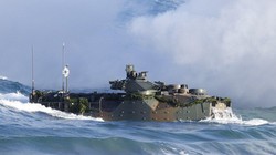 Một tàu đổ bộ lưỡng cư của Nhật Bản trong một cuộc tập trận hồi tháng 11 vừa qua (Ảnh: Bloomberg)