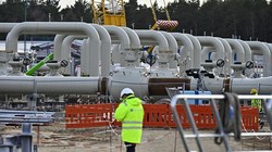 Một công nhân đứng tại công trình xây dựng dự án Nord Stream 2 ở Lubmin, Đức (Ảnh: AFP)