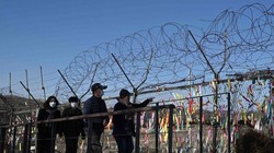 Du khách tham quan công viên hòa bình Imjingak gần khu phi quân sự chia tách hai miền Triều Tiên (Ảnh: AFP)