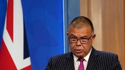 Giáo sư Jonathan Stafford Nguyen Van Tam (Ảnh: The Sun)