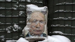 Một bức ảnh của Tổng thống Nga Vladimir Putin bị binh sĩ Ukraine lấy làm bia tập bắn (Ảnh: AFP)