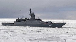 Một tàu hải quân Nga băng qua eo biển La Perouse (Ảnh: AP)