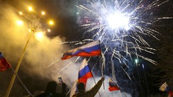 Người dân ở Donetsk ăn mừng sau quyết định công nhận của Tổng thống Vladimir Putin (Ảnh: AP)