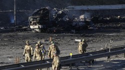 Binh sĩ Ukraine trên đường phố Kiev ngày 26/2 (Ảnh: AP)