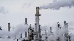 Giá dầu thô đang bị đẩy lên cao do lo ngại các lệnh trừng phạt nhằm vào Nga sẽ khiến nguồn cung bị thu hẹp (Ảnh: Bloomberg)