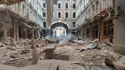 Cảnh tượng tan hoang tại trung tâm thành phố Kharkiv, sau một trận pháo kích của Nga (Ảnh: AFP)