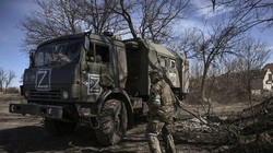 Binh sĩ Ukraine lái một xe quân sự thu giữ của Nga tại Kharkiv (Ảnh: AFP)