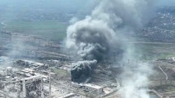 Cột khói lớn bốc lên từ nhà máy theo Azovstal, thành phố Mariupol, Ukraine (Ảnh: Reuters)