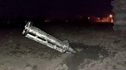 Mảnh đạn pháo cắm xuống đường ở khu vực Belgorod của Nga (Ảnh: Sputnik).