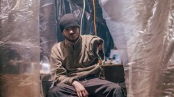 Một binh sĩ Ukraine bị thương bên trong nhà máy Azovstal (Ảnh: Reuters).