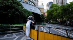 Hai cô gái đứng ôm nhau qua hàng rào, giữa lúc phong tỏa tại thành phố Thượng Hải, ngày 16/5 (Ảnh: SCMP)