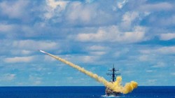 Tàu USS Curtis Wilbur của Mỹ phóng tên lửa Harpoon vào tháng 5/2019 (Ảnh: Reuters)