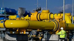 EU đã áp lệnh trừng phạt với nguồn cung dầu khí từ Nga (Ảnh minh họa: AFP).