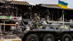 Binh sĩ Ukraine tuần tra trên xe bọc thép (Ảnh: AFP).