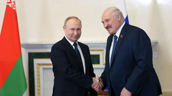Tổng thống Nga Vladimir Putin và Tổng thống Belarus Alexander Lukashenko gặp tại St. Petersburg (Ảnh: EPA).