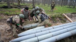 Binh sĩ Ukraine thu được nhiều tên lửa "Uragan" sau trận chiến ở làng Berezivka, Ukraine vào tháng 4/2022 (Ảnh: AP)