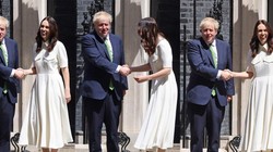 Cú bắt tay đầy uy lực giữa Thủ tướng Anh Boris Johnson và Thủ tướng New Zealand Jacinda Ardern (Ảnh: New Zealand Herald)