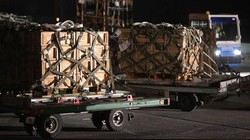 Vũ khí Mỹ viện trợ tại sân bay Kiev, Ukraine (Ảnh: Getty)