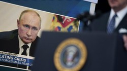 Tổng thống Mỹ Joe Biden phát biểu về giá xăng, đăng sau là hình ảnh Tổng thống Nga Vladimir Putin trên màn hình (Ảnh: AP)