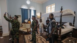 Binh sĩ và người biểu tình chụp ảnh "tự sướng" bên trong khu nhà ở tổng thống ở Colombo, Sri Lanka ngày 10/7 (Ảnh: Shutterstock)