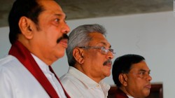 Cựu Tổng thống Mahinda Rajapaksa (trái) cùng các anh em của ông, Tổng thống Gotabaya Rajapaksa (giữa) và cựu Bộ trưởng Phát triển Kinh tế Basil Rajapaksa (Ảnh: CNN)