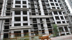 Một tòa nhà thuộc dự án Top Luxury Mansion ở Vận Thành, Sơn Tây, Trung Quốc được xây dựng dở dang do thiếu vốn (Ảnh: SCMP)