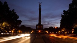 Đài Victoria Column ở Berlin, Đức không còn được thắt sáng lộng lẫy để tiết kiệm điện (Ảnh: Zuma Press)