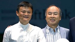 Masayoshi Son (phải) và Jack Ma tại một cuộc họp báo ở Maihama, Nhật Bản tháng 6/2020 (Ảnh: AP)